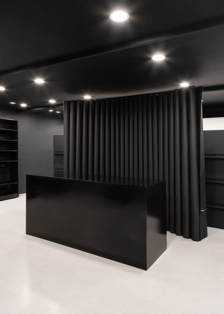 installationsbillede af sort rum