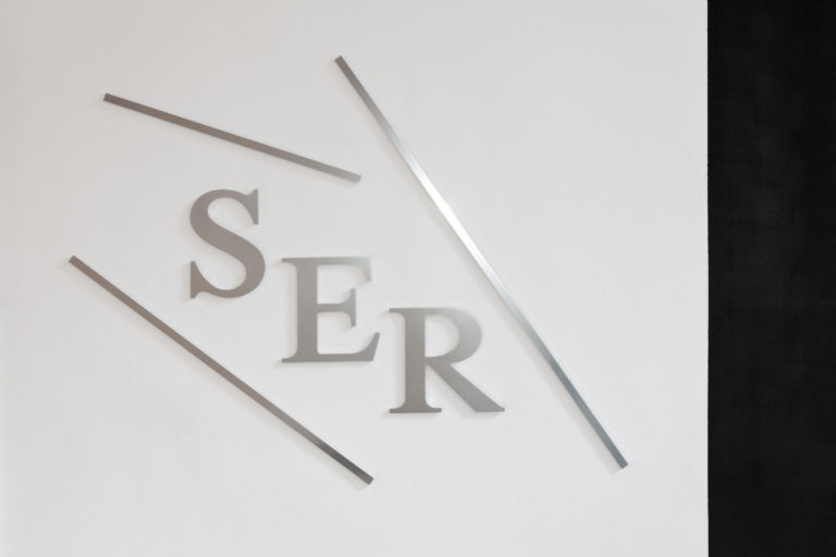 med sølvskrift står der S E R