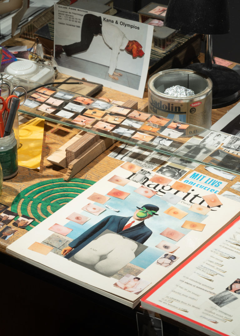 close up ad genstande i glasmontre. magsin, postkort, mm