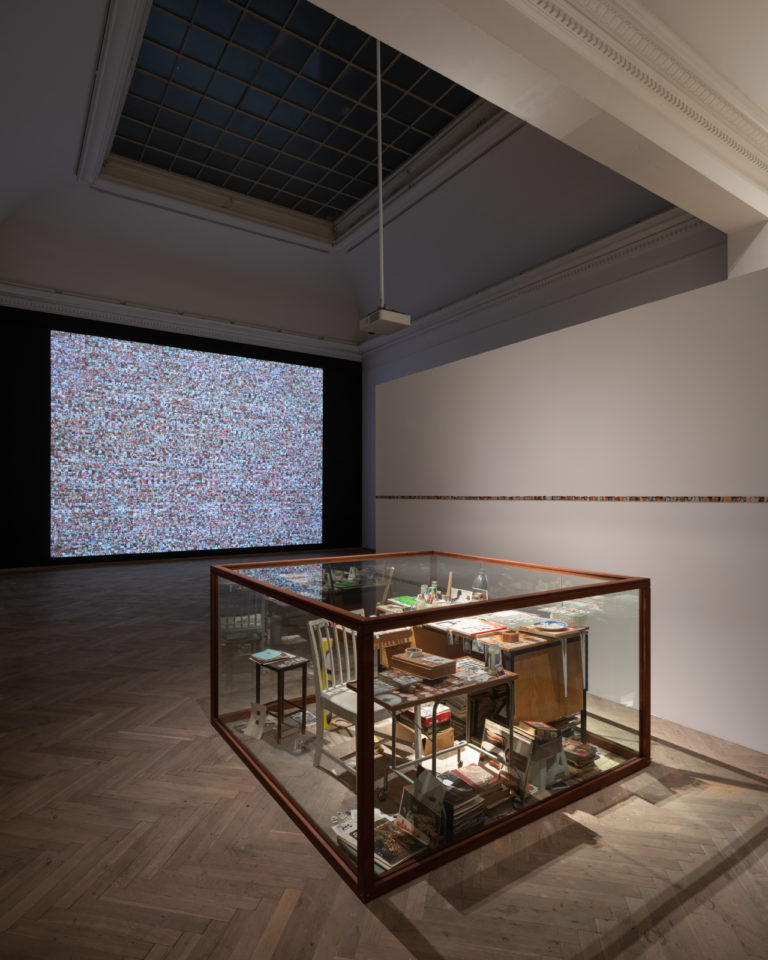 flimmer skærm og glasmontre med objekter i