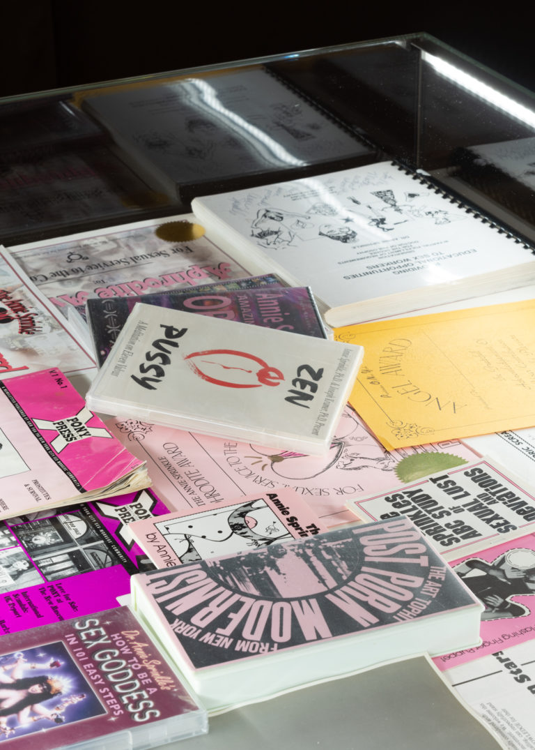 glasmontrer med avisudklip