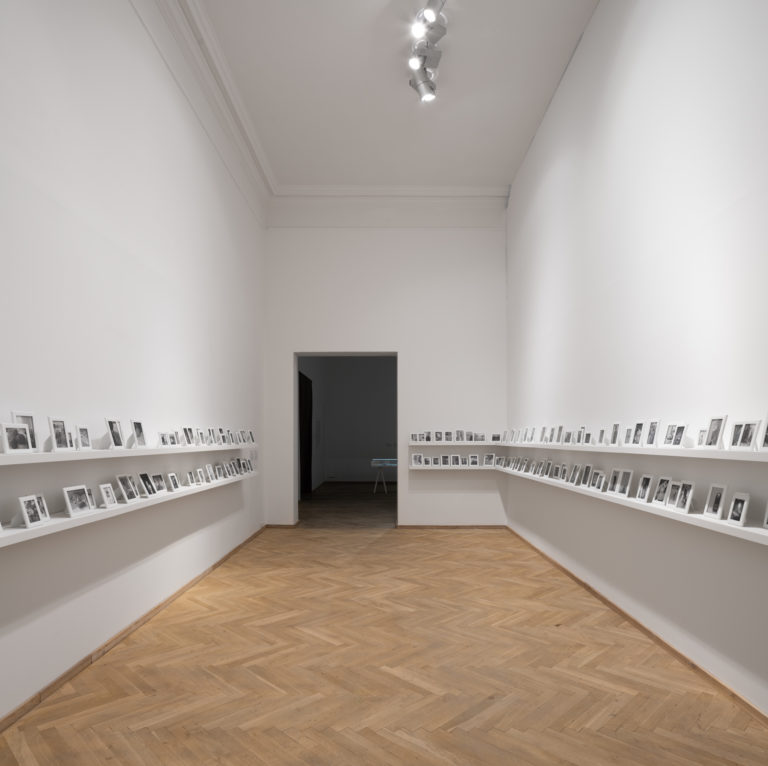 installationsbillede, mange små sort/hvide fotografier