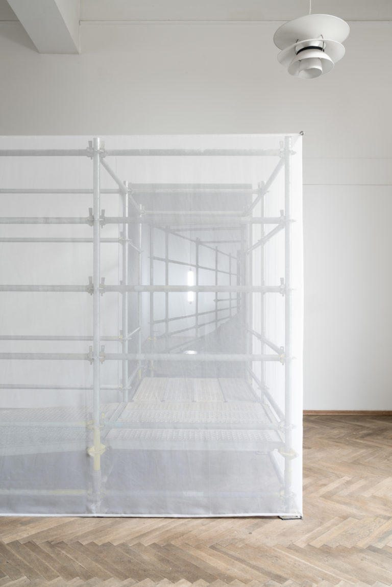 gennemsigtig hvid skulptur