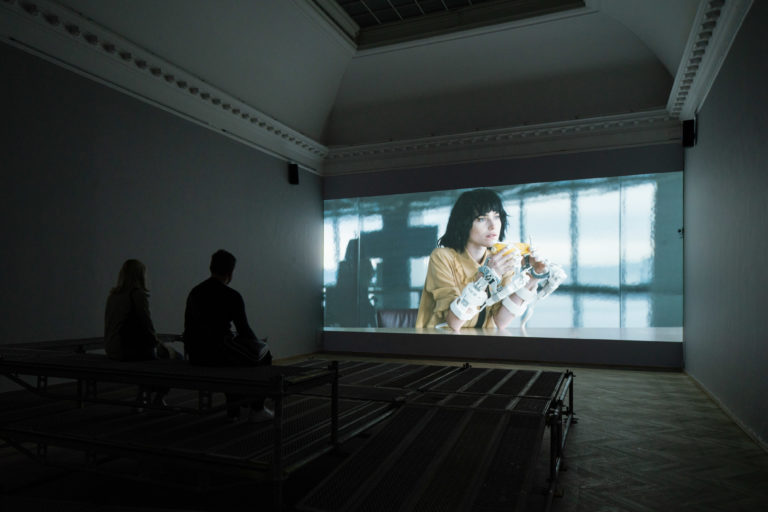 kvinde med robot hænder der spiser majs