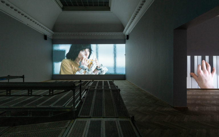 kvinde med robot hænder der spiser majs