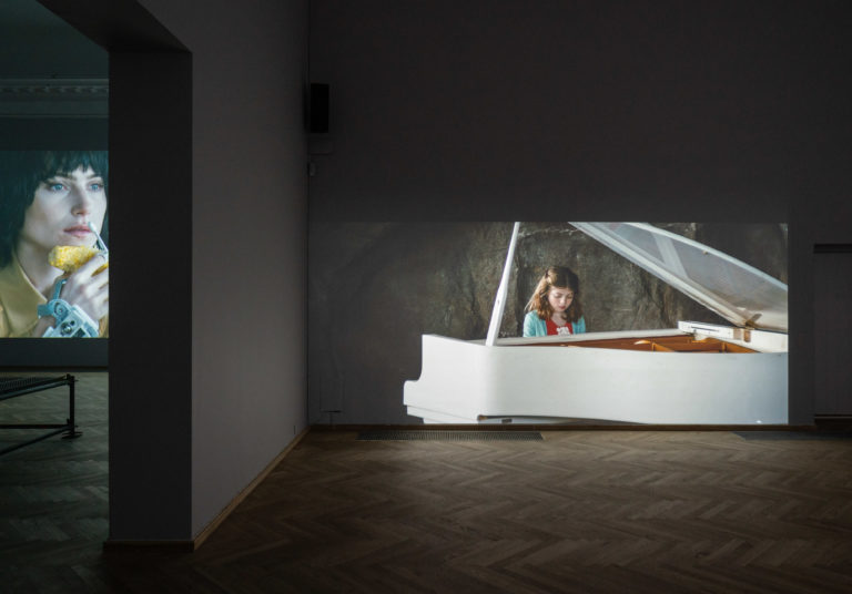 film: kvinde der spiller på stort hvidt piano