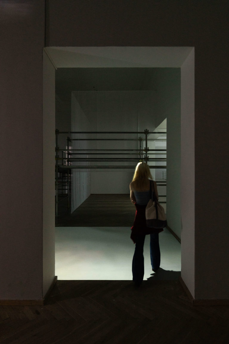 kvinde der besøger udstillingen