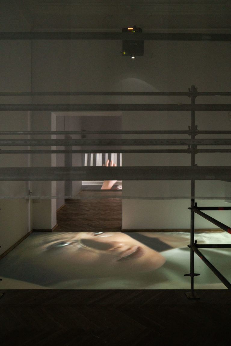 video vækr på gulvet. kæmpe ansigt