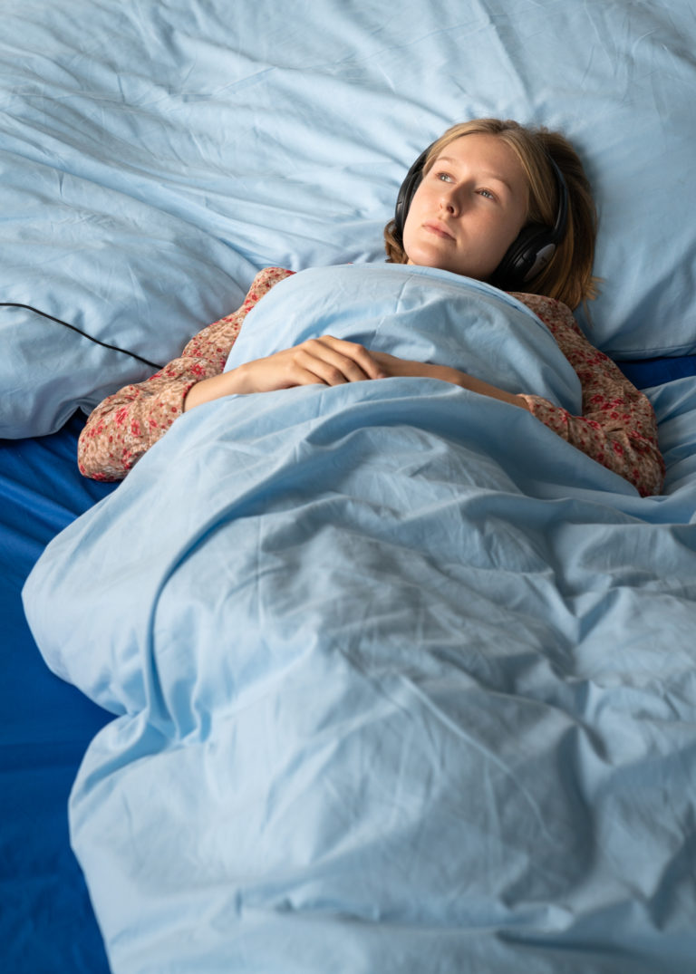 billede af person der ligger i den store seng og hører om børns drømme