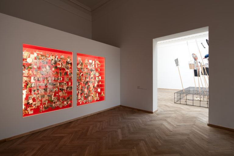 røde rum i væggen med mange små billeder