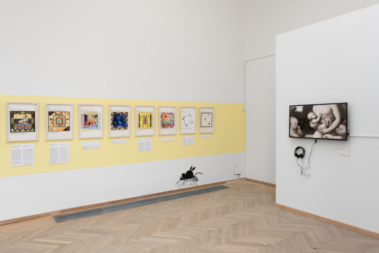 små værker der hænger på væg og videoværk