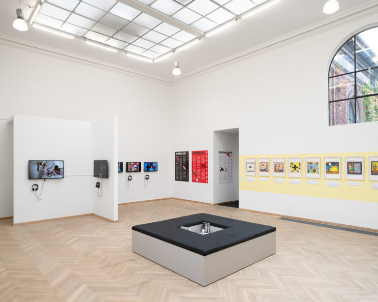 installationsbillede af værker, sort bænk med hul i midten