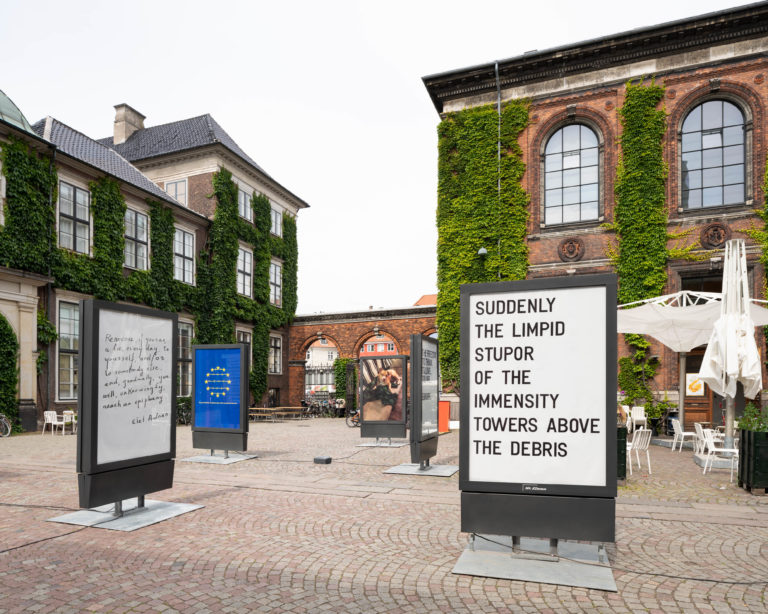 reklameskilte i kunsthal charlottenborgs gård