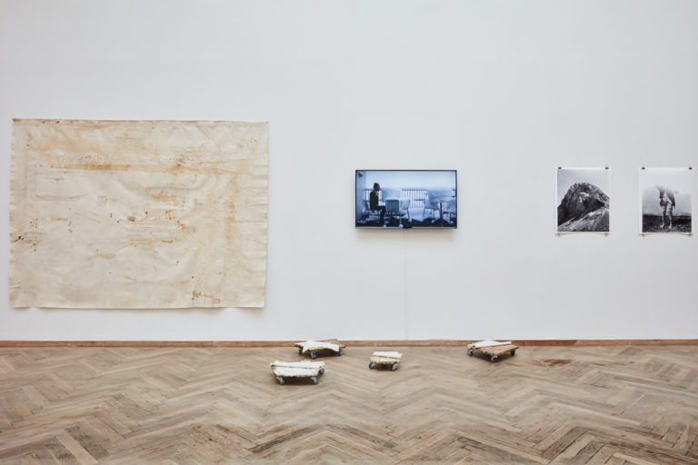 maleri og tre fotografier. installationsbillede