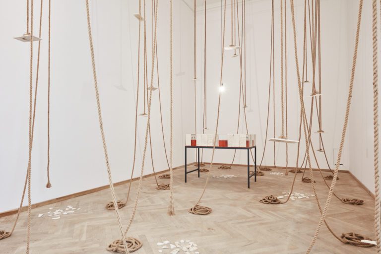 tråde hænger fra loftet