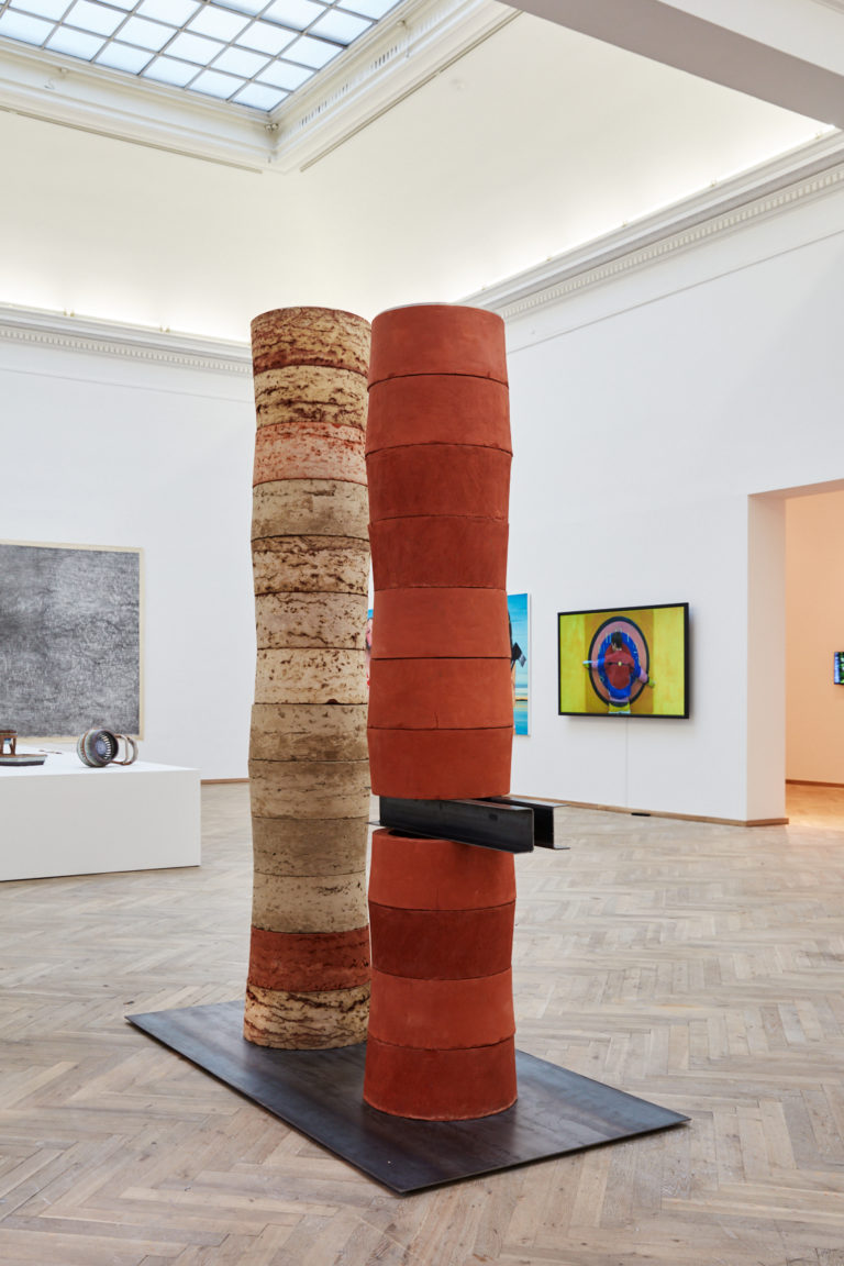 en rød høj skulptur