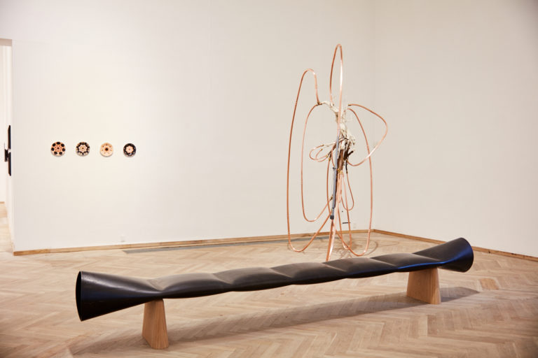 sort bænk og skulptur