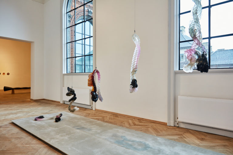 skulpturelle objekter der hænger fra loftet