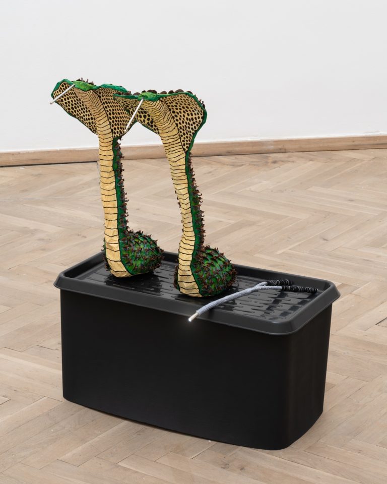 To slanger lavet i papmache.