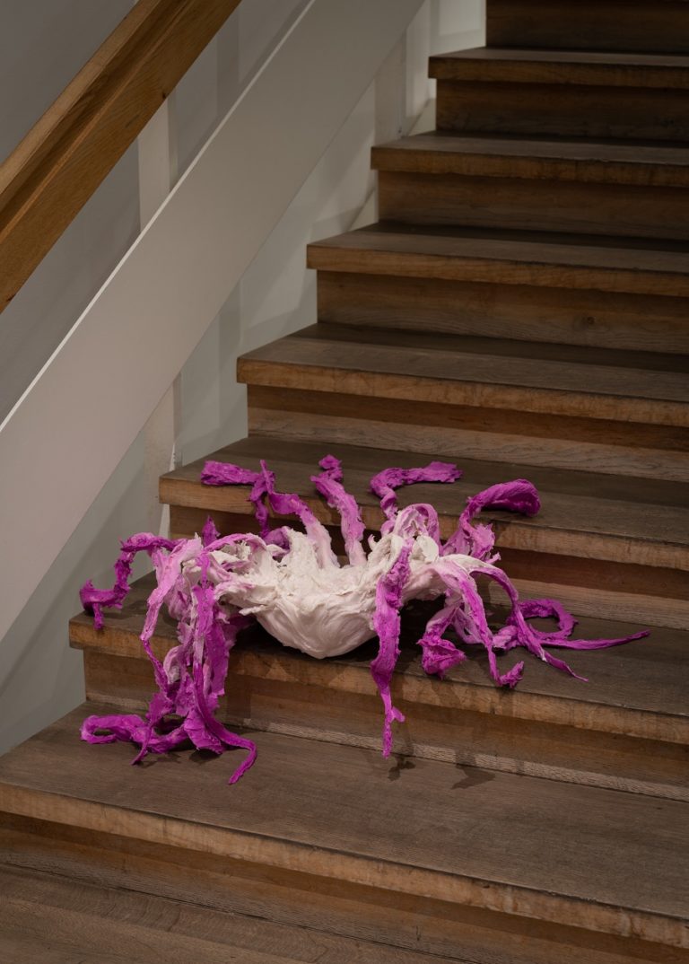 Lilla goble på trappe.