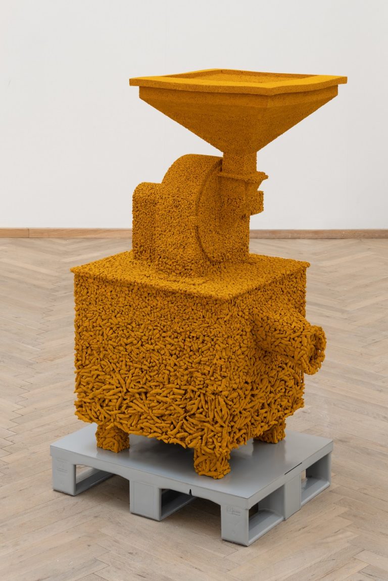 Orange skulptur lavet af gurkemeje.