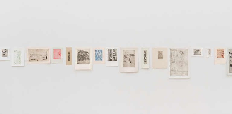 Små tegninger hængt op ved siden af hinanden