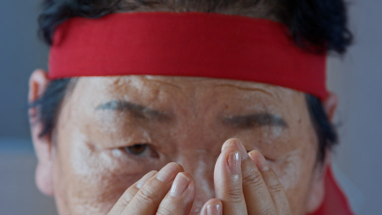 ansigt. close up. hænder foran ansigtet.