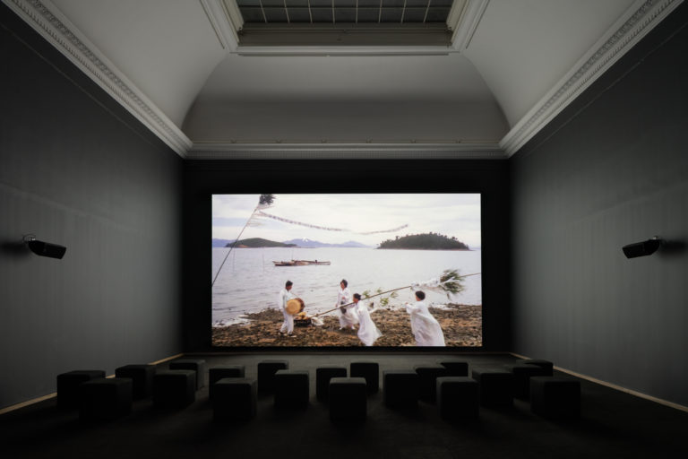 videoværk: kvinder i hvidt tøj på stranden