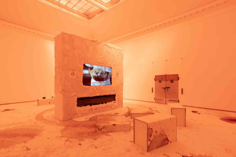 orange rum med videoskærm i midten.