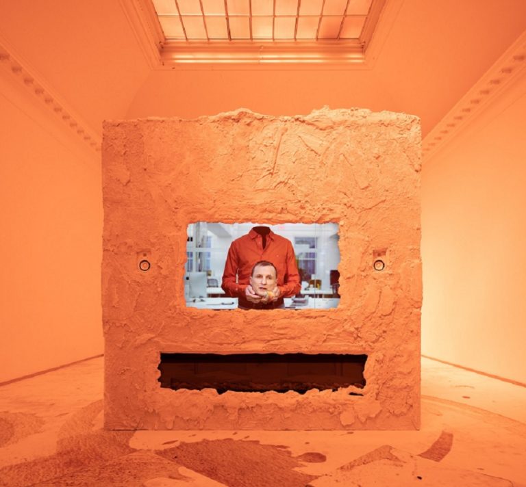 Film still: Mand der holder sit hoved i sine arme