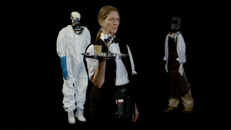 Film still: kvindelig tjener med sølvbakke