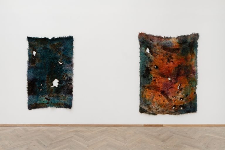 Anna Betbeze, HEATWAVE, 2014, wool, acid dyes, ash. Courtesy the artist. 'Heksejagt', Kunsthal Charlottenborg 2020. Photo: David Stjernholm.