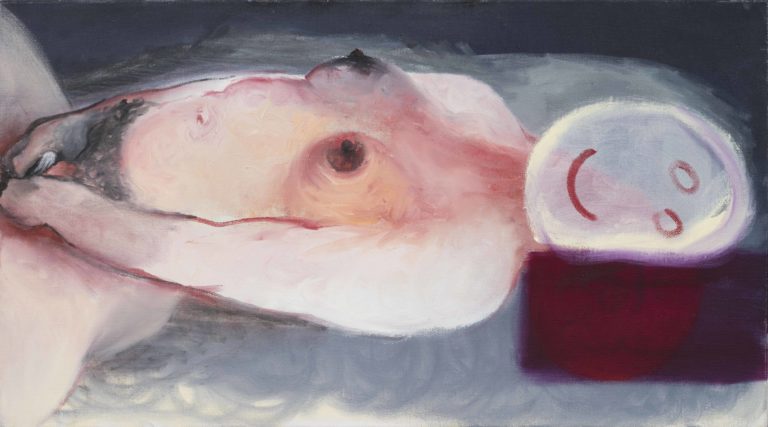 Nøgen kvinde der rør ved sig selv.