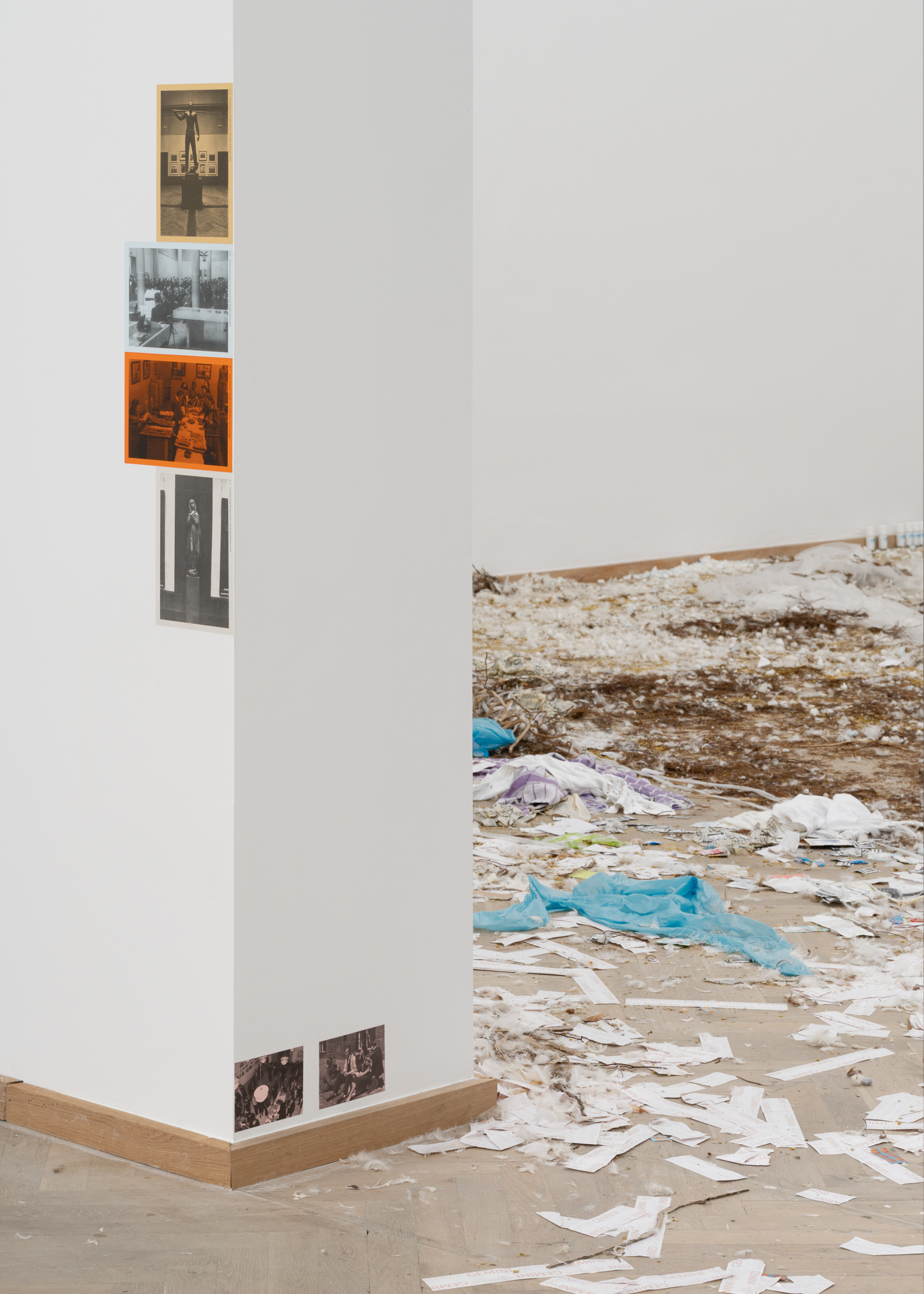 Detaljebillede af et kunstværk, der er spredt ud på gulvet.