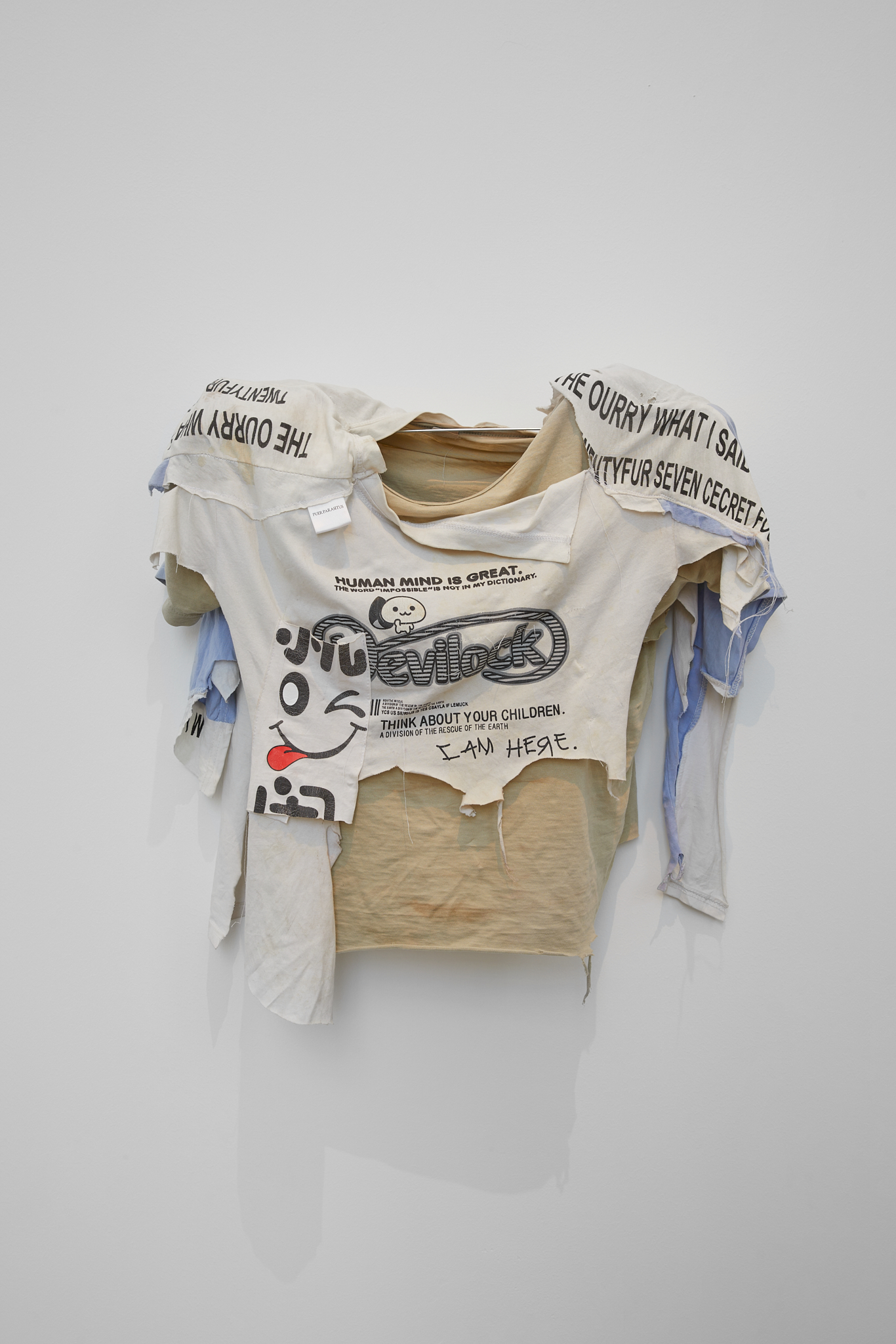 Bluse med draperinger, ophængt på bøjle.