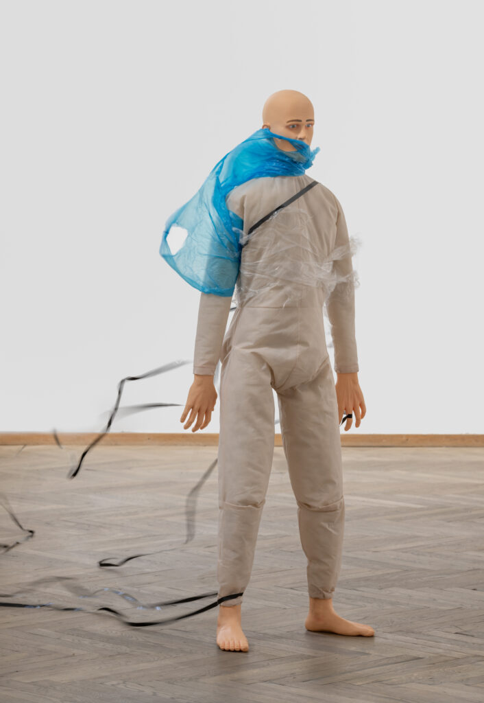 Mannequin med plastik, der hænger ved.