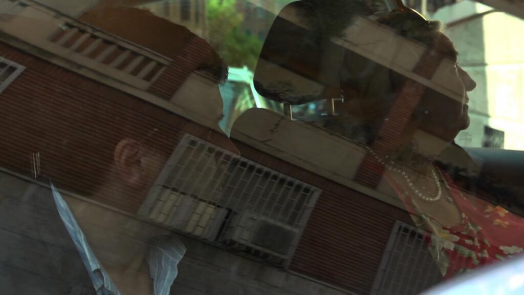 To personer i en bil.