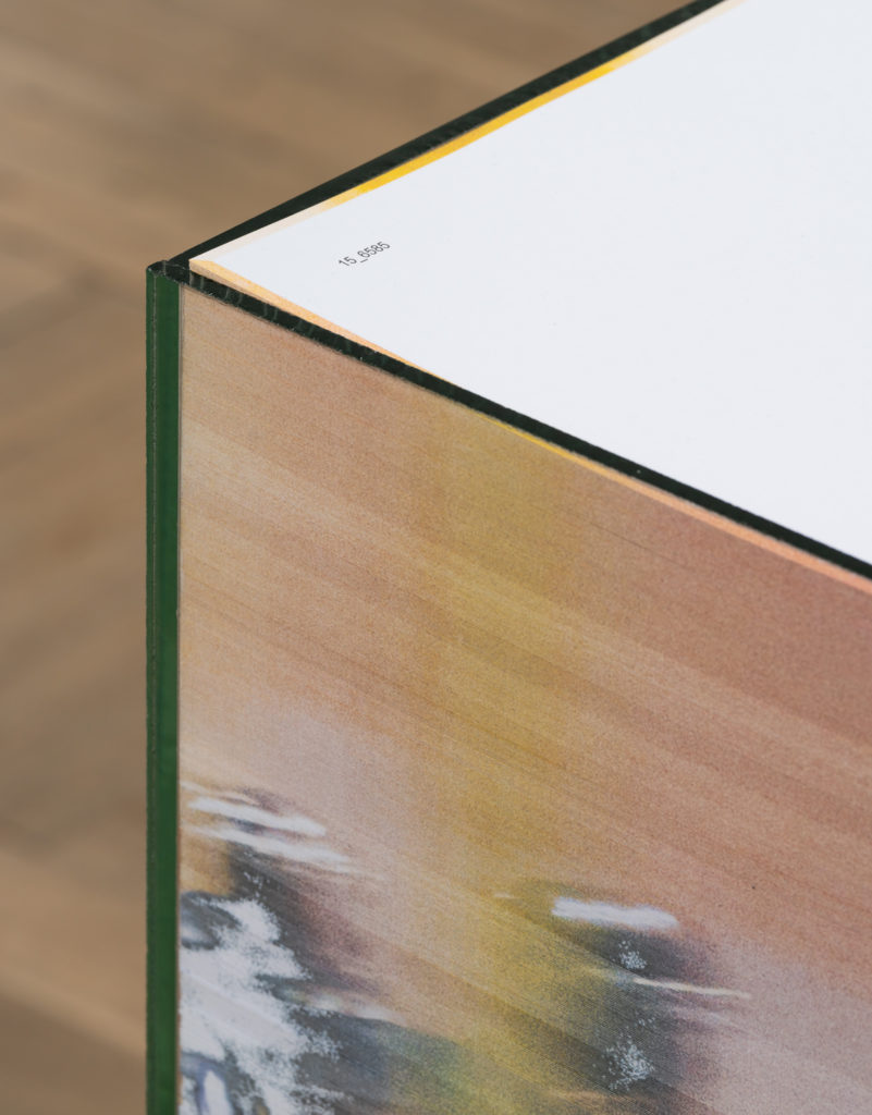 Et detaljebillede af en skulptur.