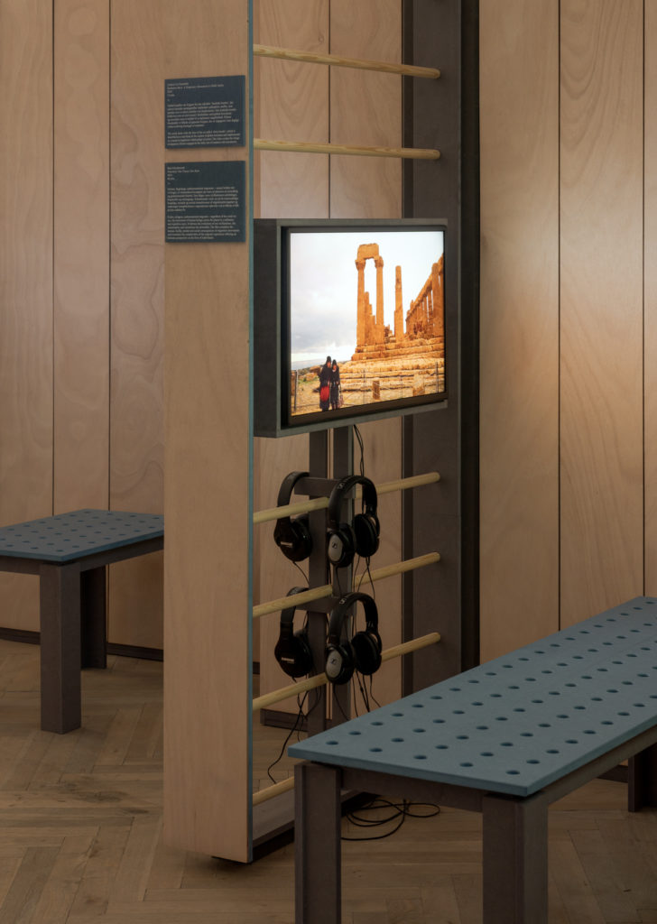 Filmvisning på lille skærm, i et udstillingsrum.