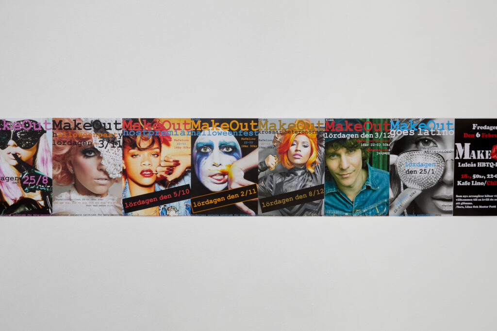 Magasinforsider med kendte personligheder, ophængt på væg.