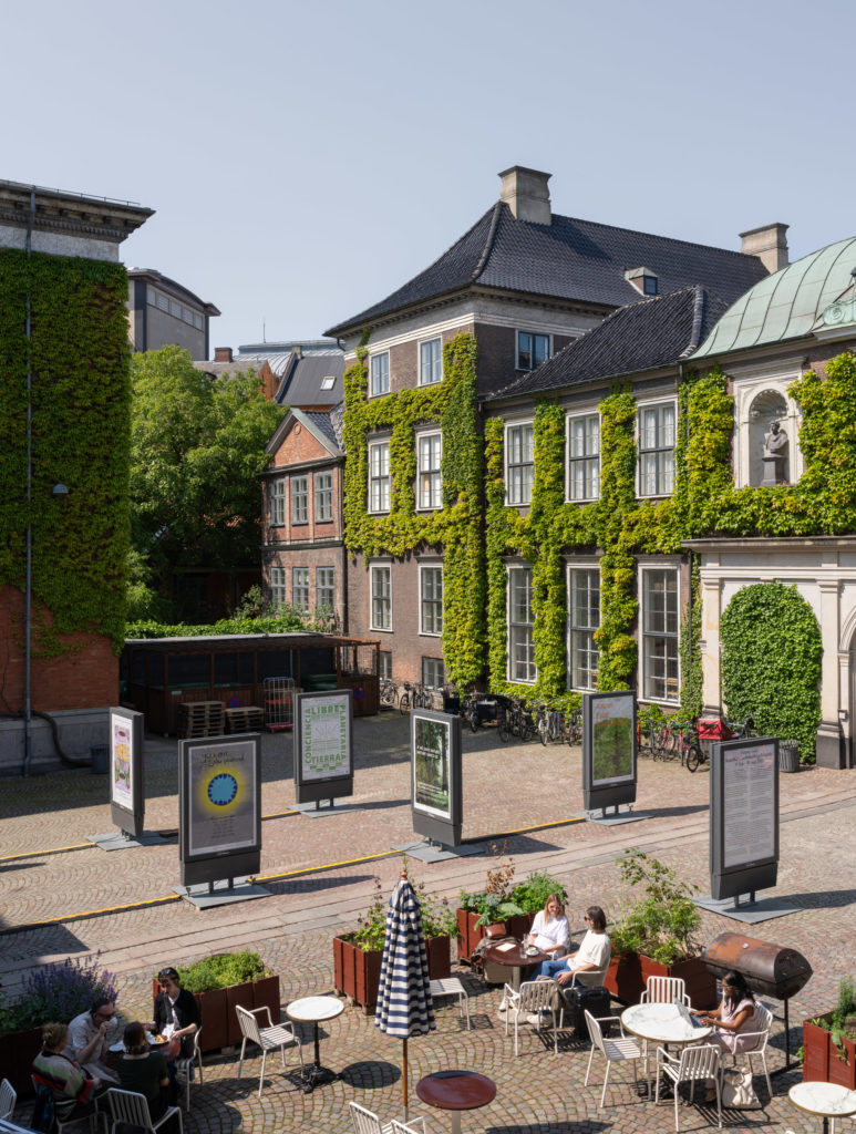 A courtyard with abribus.