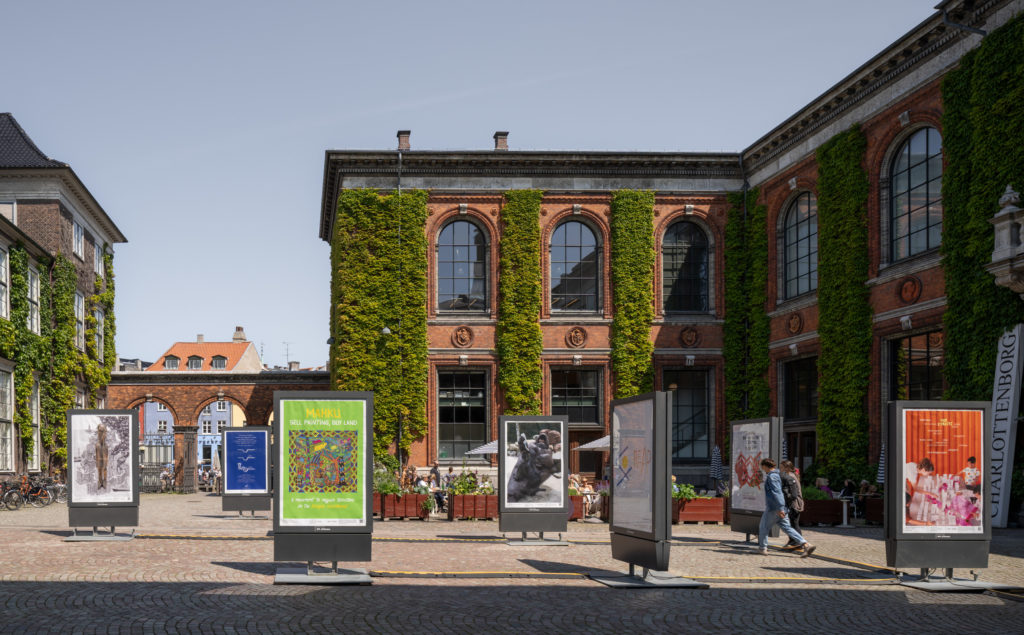 A courtyard with abribus.