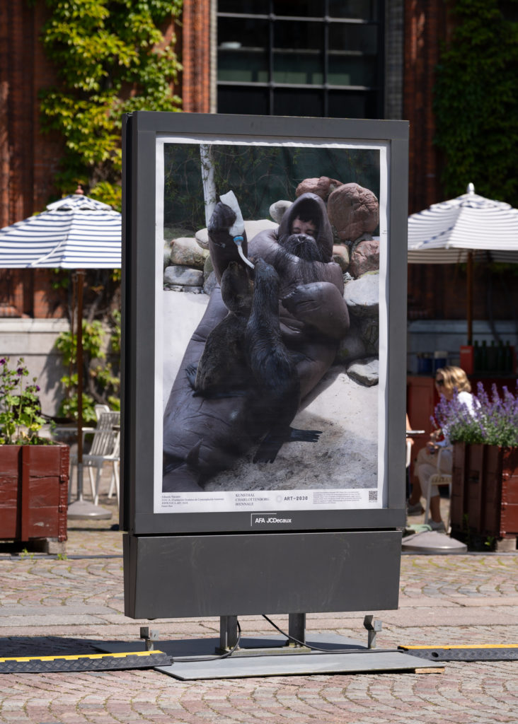 Informationsstander med kunstplakat.