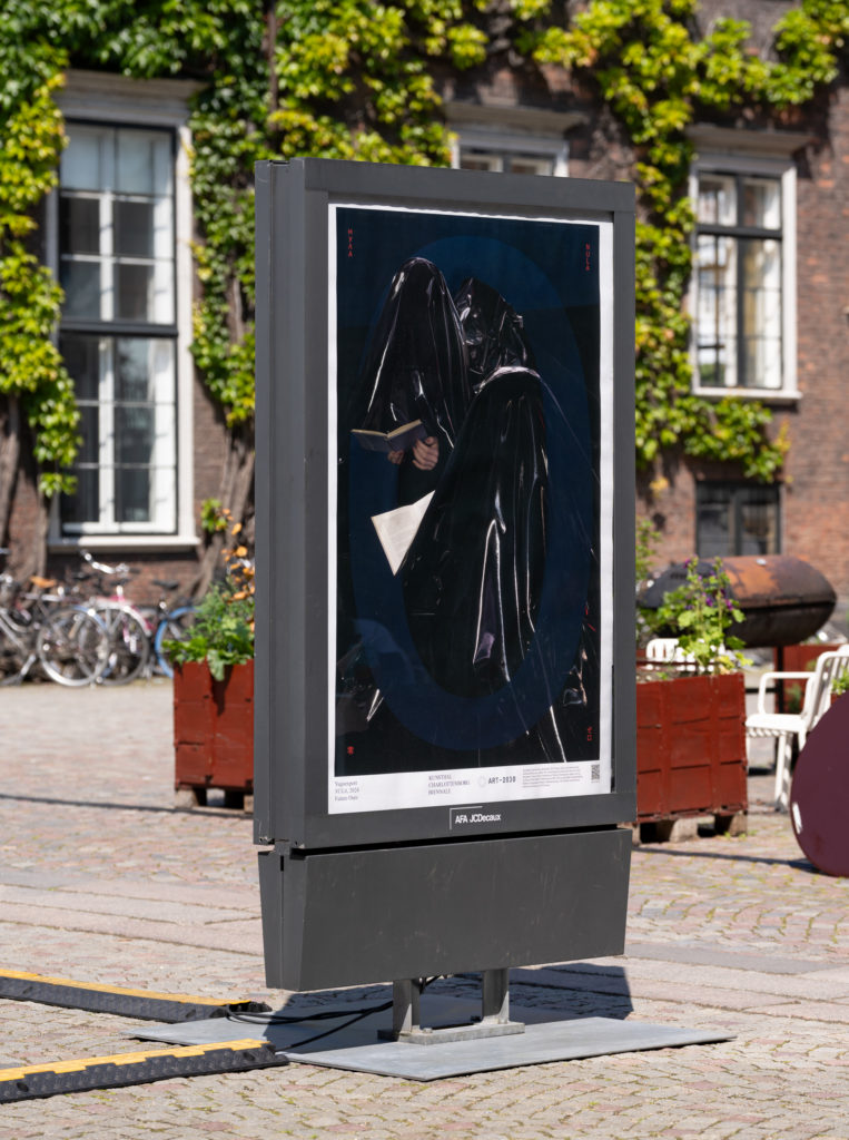 Informationsstander med kunstplakat.