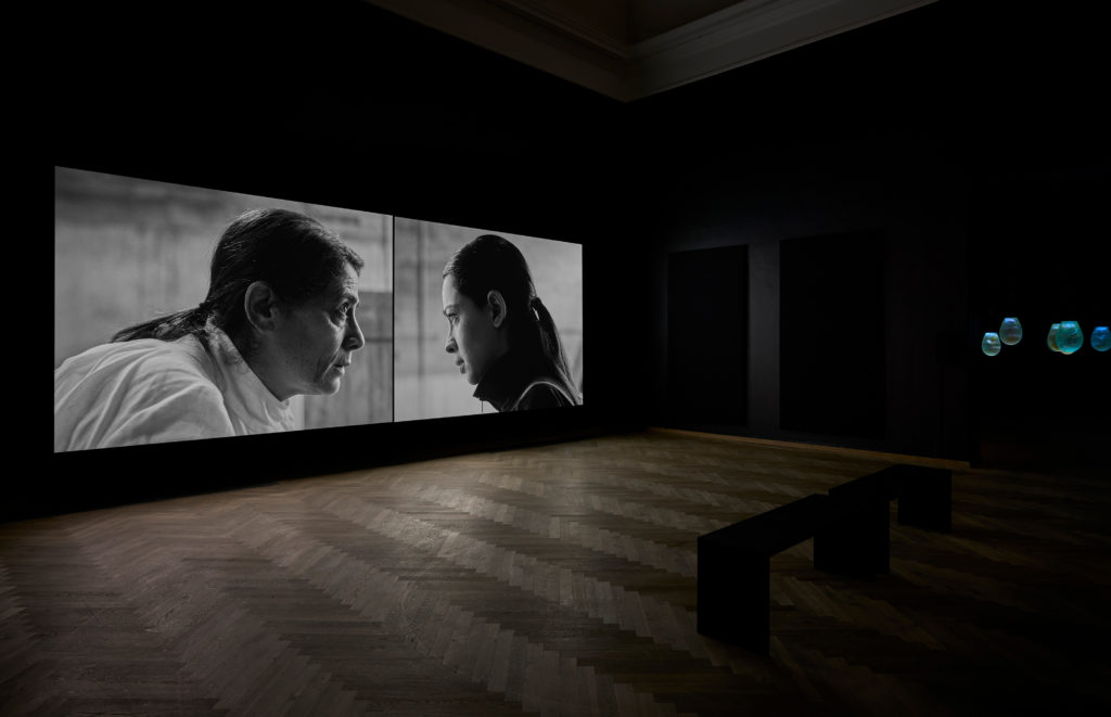 En film vises i et udstillingsrum.